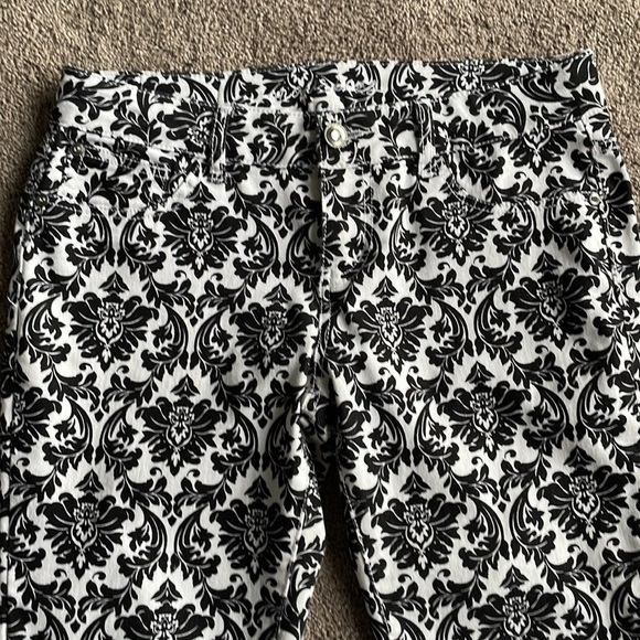 Maurice’s Floral Tapered Leg‎ Pants - Picture 6 of 8